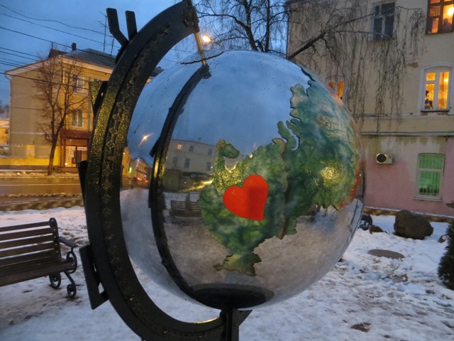 В Калуге установлен глобус, на котором одна Россия