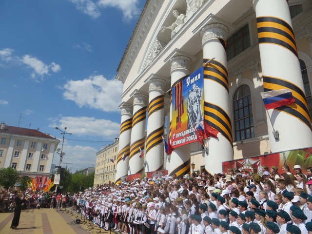 Хор калужских школьников в честь Дня Победы исполнил песню из оперы "Жизнь за царя"